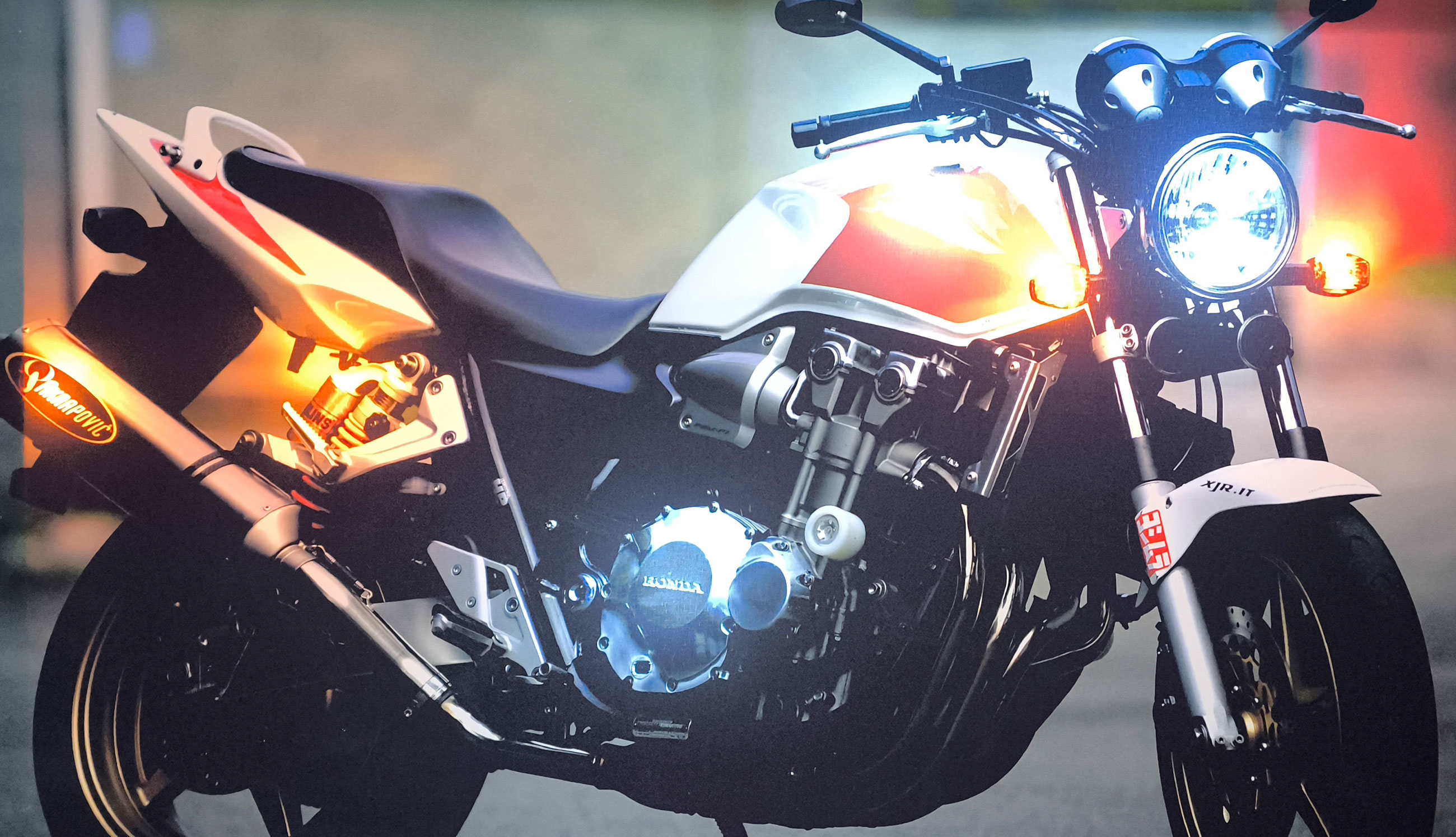 موتورسیکلت - تابلوهای بک‌لایت ​در دریمی لایت دهقانیان - تابلو شب خواب و آینه نوری لمسی 